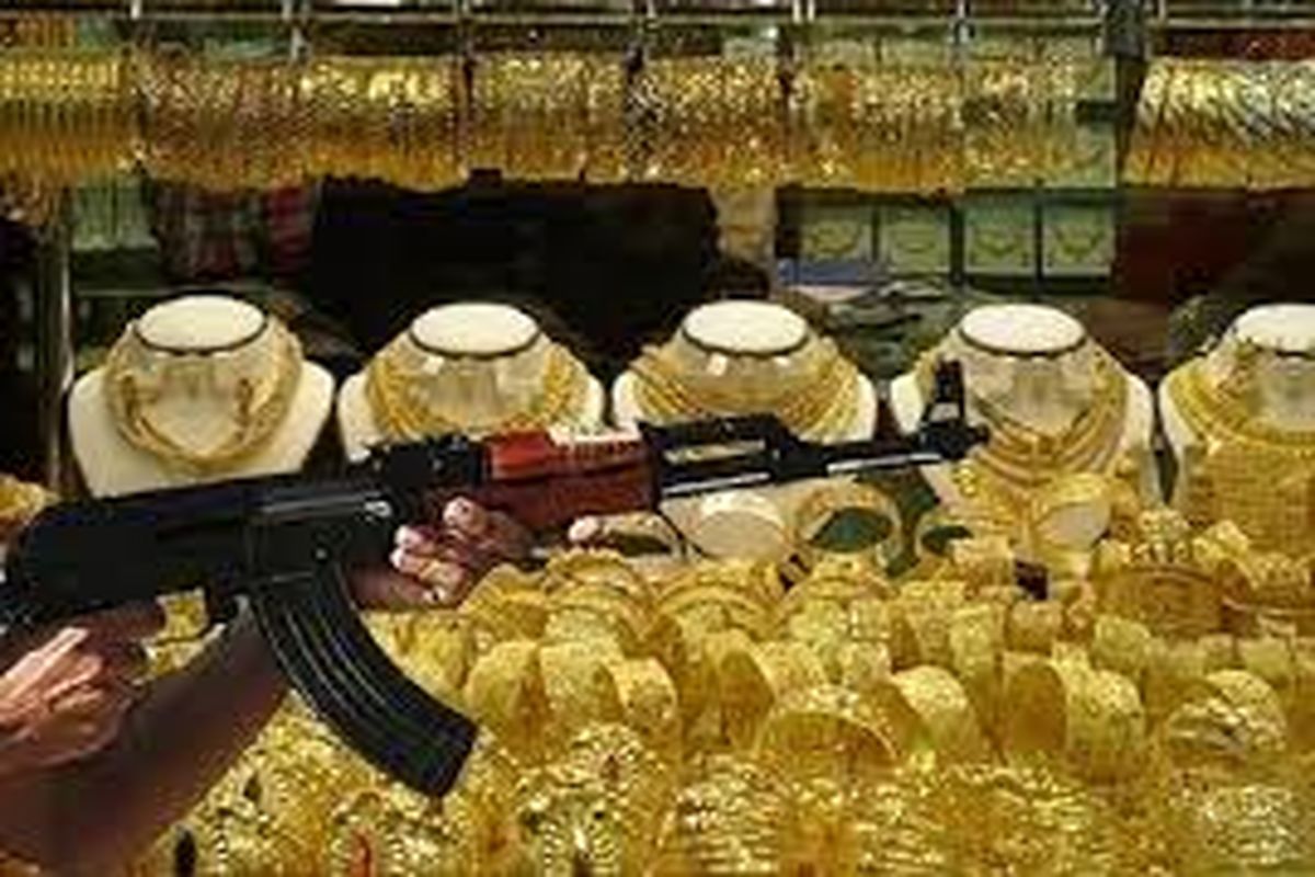 درگیری پلیس با سارقان حین سرقت از طلافروشی/ ویدئو