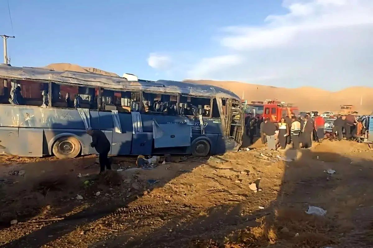 واژگونی اتوبوس مشهد به شیراز در یزد؛ ۱۶ نفر مصدوم شدند 